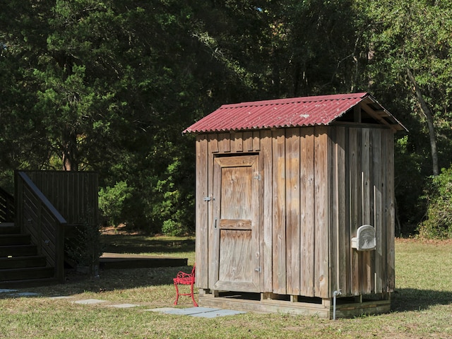 view of outbuilding with a yard