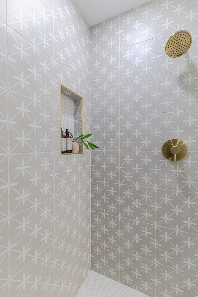 3385 Wayland Dr, Ladson, SC 29456 - bathroom with tiled shower