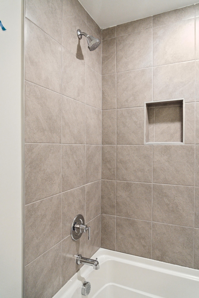 bathroom with tiled shower / bath combo