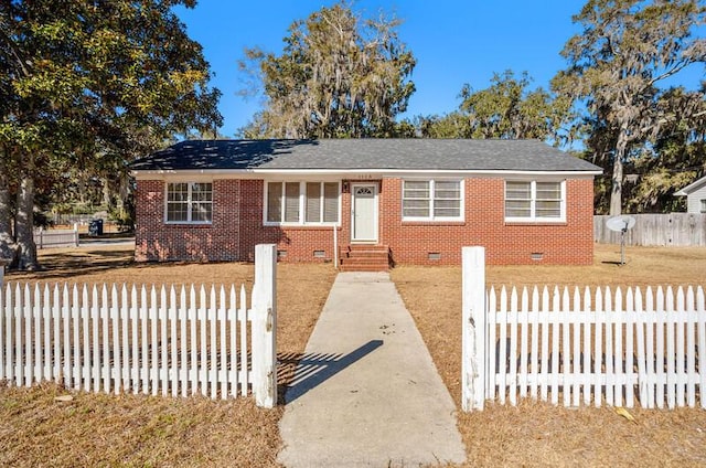 view of front of home featuring a front yard