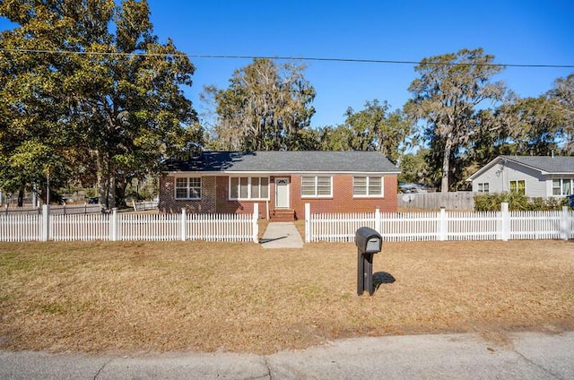 ranch-style home featuring a front lawn