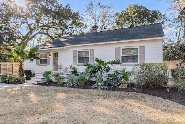 view of front facade with a front lawn