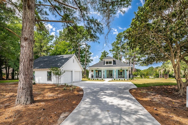 view of front of house featuring a garage, a front lawn, and a porch