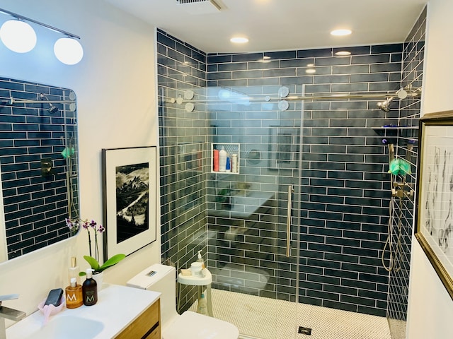 1202 Ventura Pl, Mount Pleasant, SC 29464 - full bath with toilet, tiled shower, vanity, and visible vents