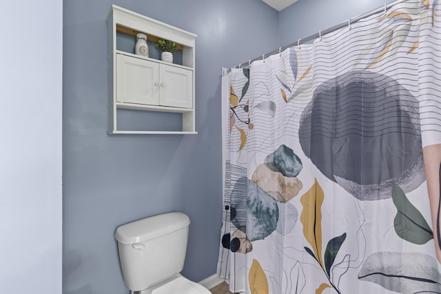 full bathroom with curtained shower and toilet