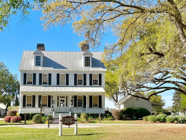 view of front of house featuring a porch and a front lawn