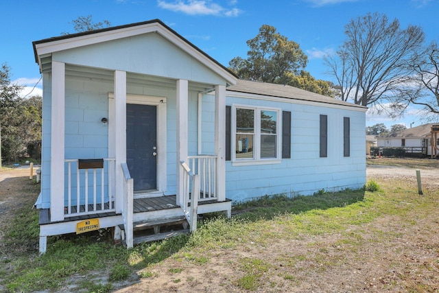 view of front of house featuring a shingled roof