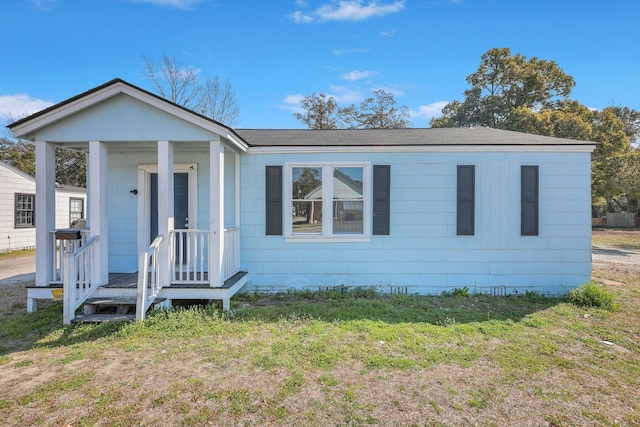 view of front of house featuring a front lawn