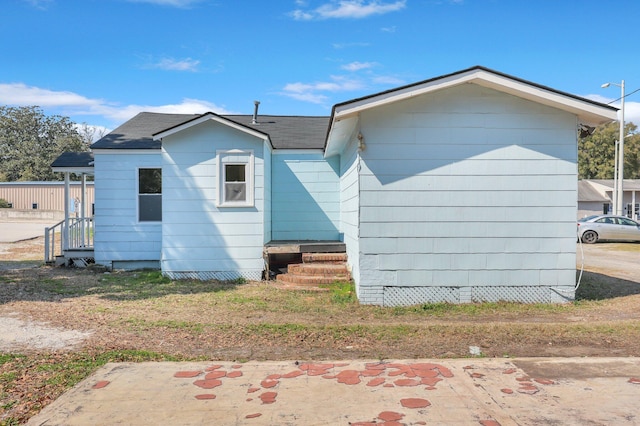 view of front of property featuring crawl space