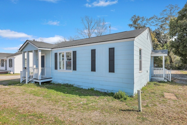 bungalow-style home featuring a front lawn