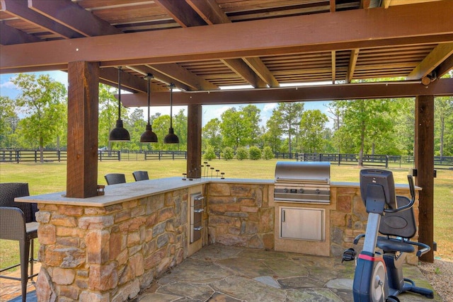 view of patio featuring an outdoor kitchen and grilling area