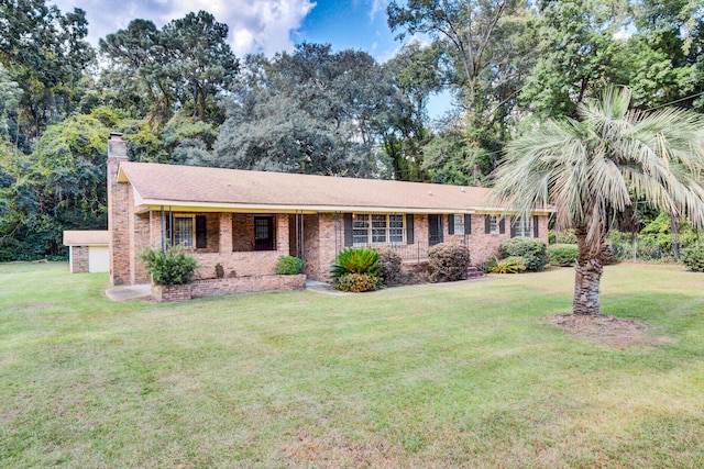 single story home with a front lawn