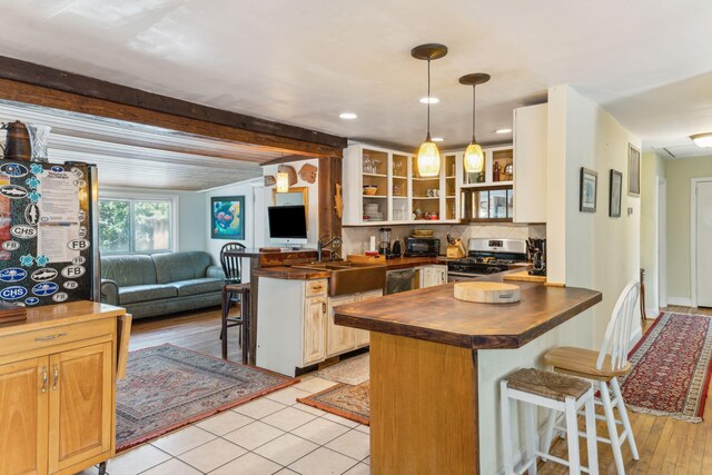 kitchen with a kitchen bar, kitchen peninsula, and light wood-type flooring