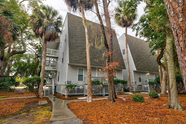 view of front of property featuring a balcony