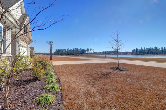 view of yard featuring a water view