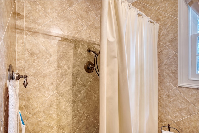 interior details featuring a shower with curtain