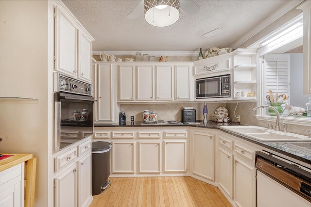 kitchen featuring a textured ceiling, black appliances, sink, ceiling fan, and light hardwood / wood-style floors