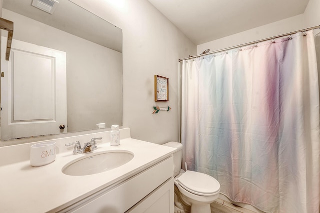 full bathroom with visible vents, toilet, curtained shower, and vanity