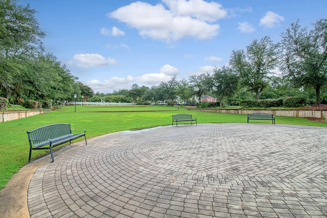 view of property's community featuring a lawn