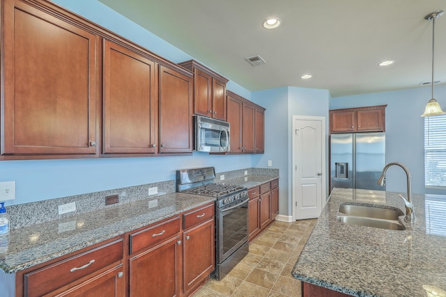 kitchen featuring visible vents, stainless steel appliances, pendant lighting, a sink, and recessed lighting