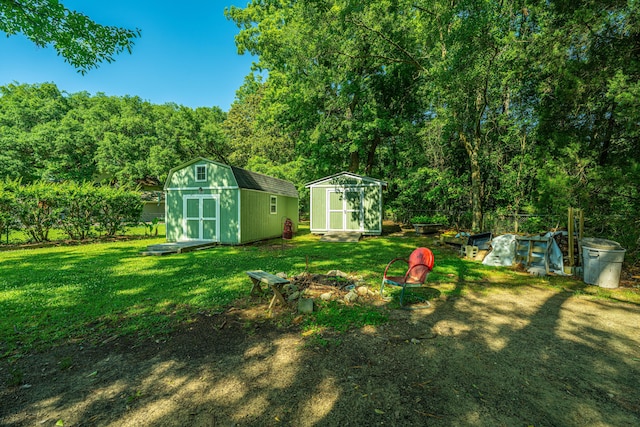 view of yard with a shed