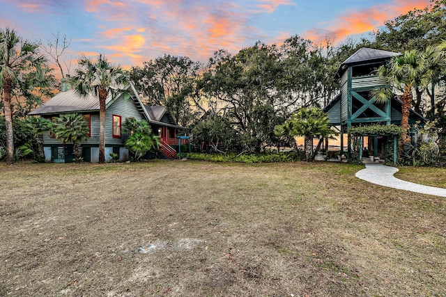 view of yard at dusk