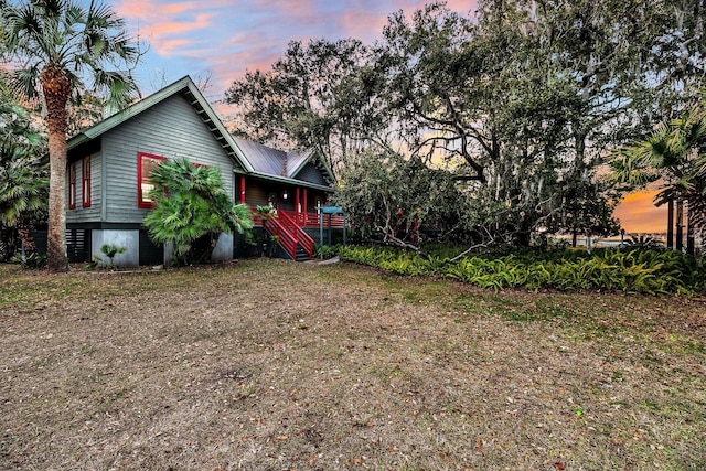 view of yard at dusk