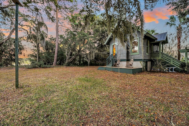 view of yard at dusk