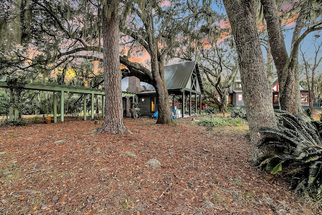 view of yard at dusk