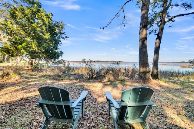 view of yard featuring a water view