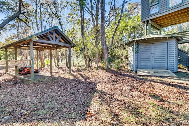 view of yard with a storage unit