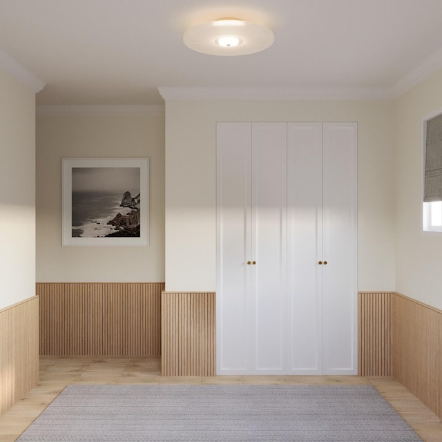 corridor featuring crown molding and light hardwood / wood-style floors