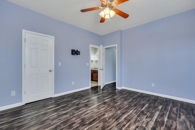 spare room with dark wood-type flooring, a textured ceiling, and ceiling fan