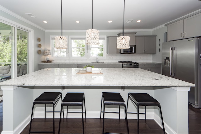 kitchen featuring pendant lighting, a spacious island, and premium appliances