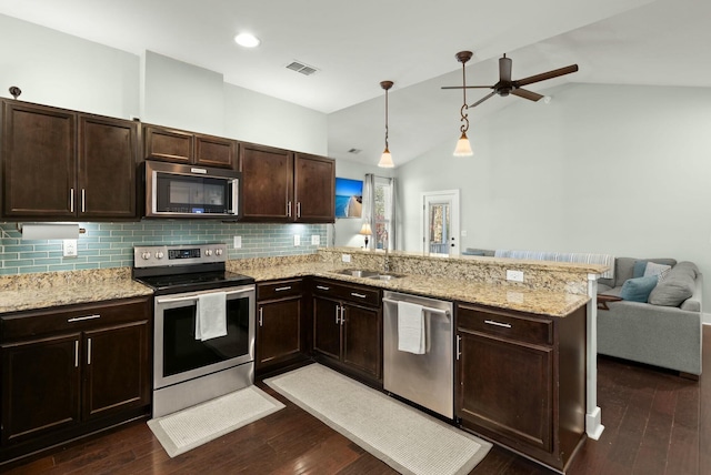 kitchen featuring visible vents, a sink, open floor plan, stainless steel appliances, and a peninsula