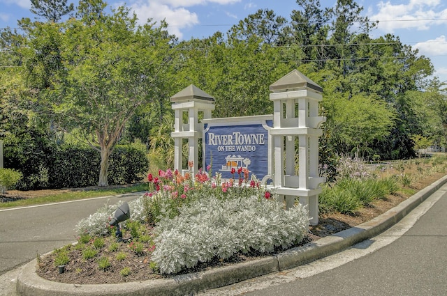 view of community / neighborhood sign