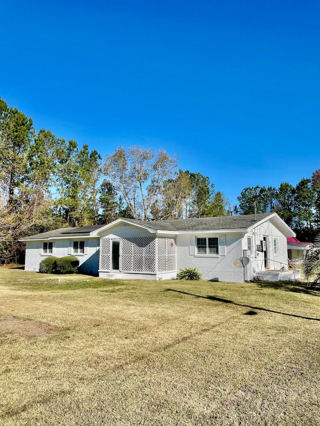 view of front of home featuring a front yard