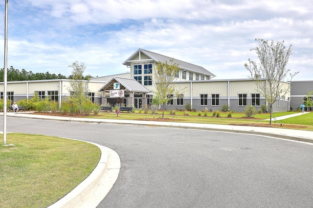 view of front of house with a front lawn