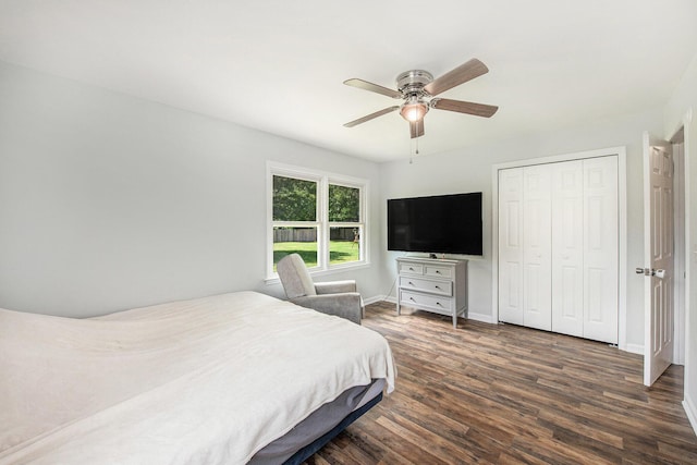 bedroom featuring ceiling fan, dark wood-style floors, baseboards, and a closet