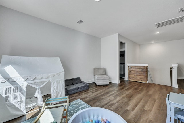 living room featuring visible vents, recessed lighting, and wood finished floors