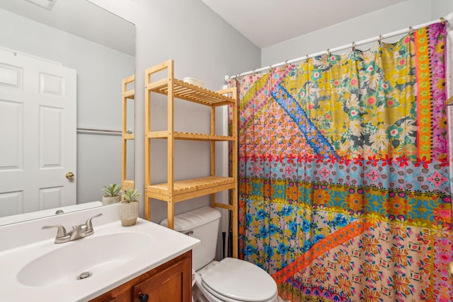 full bathroom featuring a shower with curtain, toilet, and vanity