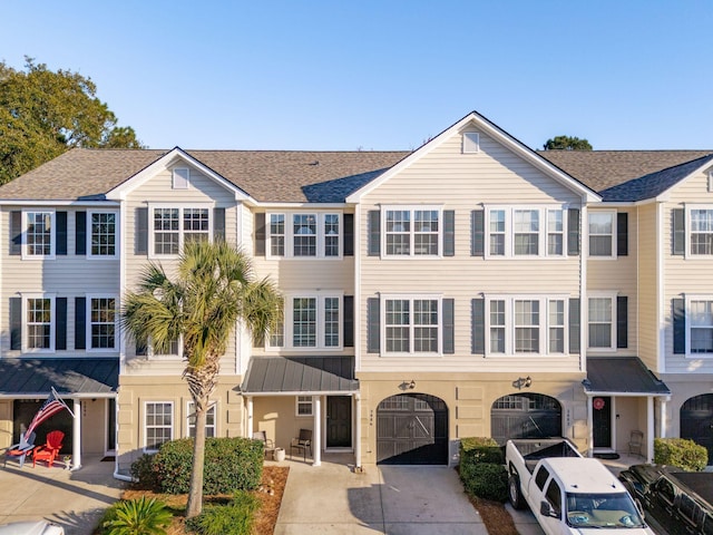 view of front of house featuring a garage and driveway