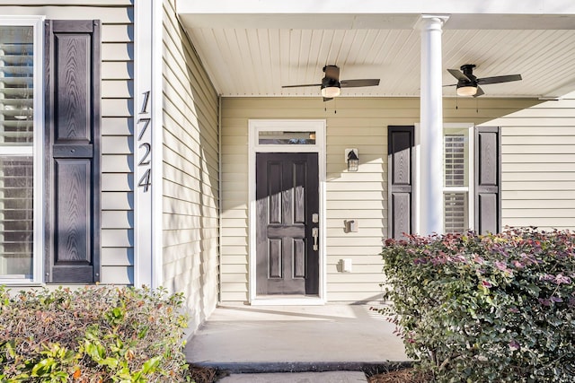 property entrance featuring ceiling fan