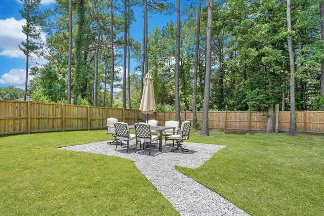 view of yard featuring a patio area