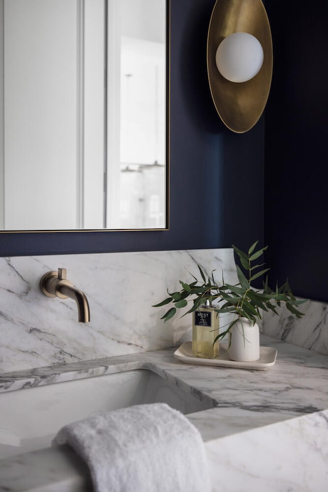 bathroom featuring sink