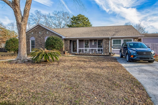 single story home featuring a front lawn and a porch