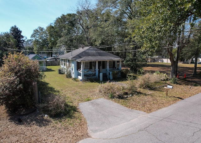 view of front facade with covered porch and a front lawn