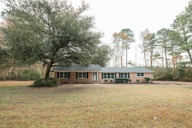 single story home featuring a front yard