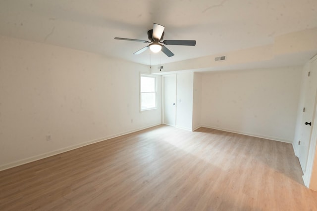 empty room featuring light hardwood / wood-style floors and ceiling fan