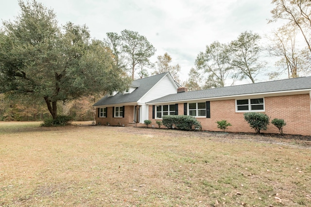 view of front facade with a front lawn